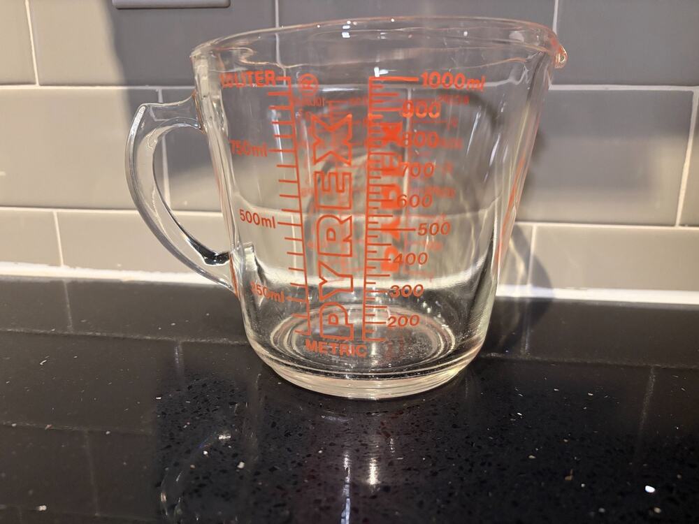 Vintage Pyrex 532 4 cup 1 Quart 32 oz Measuring Cup Red Block Letter D-Handle
